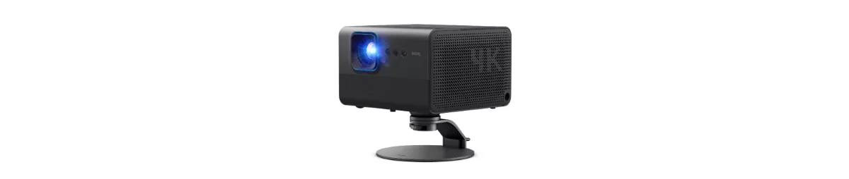 Máy chiếu BenQ GP520 đặt trên chân đế, chiếu nhiều góc