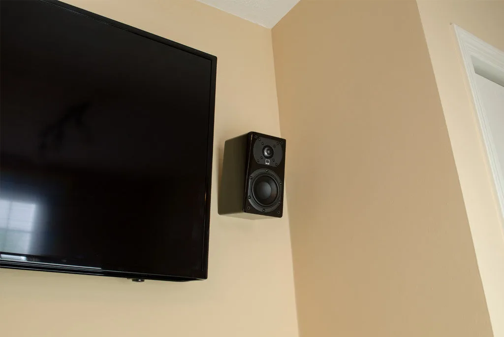 Loa SVS Prime Satellite gắn tường cạnh TV