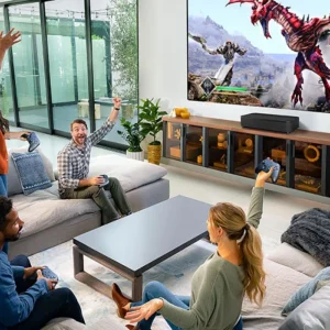 Gia đình chơi game trên màn chiếu lớn với Epson EH-LS970B