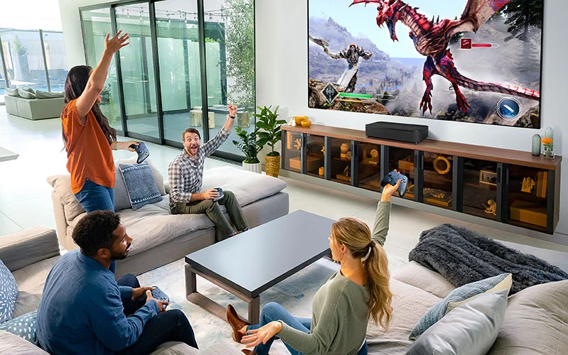 Gia đình chơi game trên màn chiếu lớn với Epson EH-LS970B