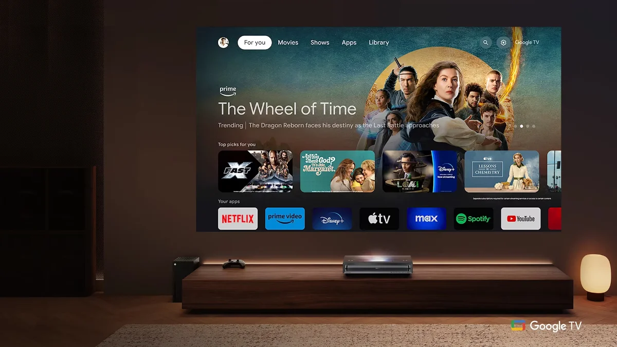Giao diện Google TV trên máy chiếu Hisense PX3-PRO trong phòng khách