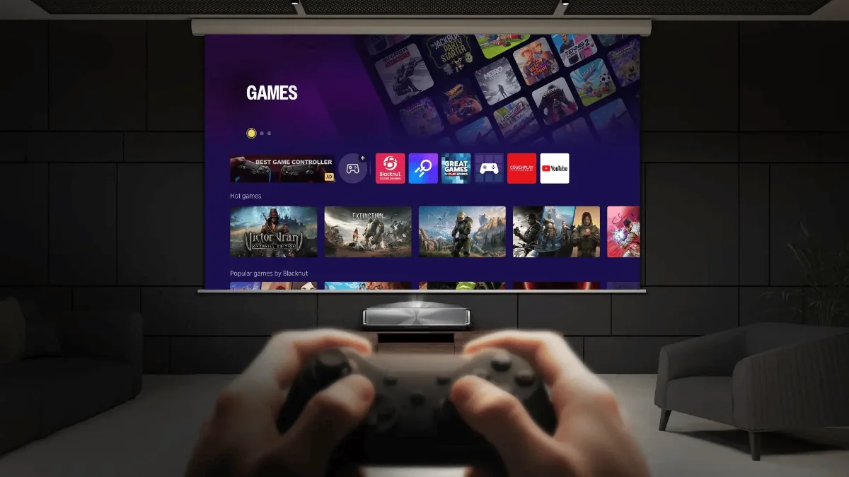 Chơi game trên màn chiếu lớn với Hisense PX4-PRO trong phòng khách