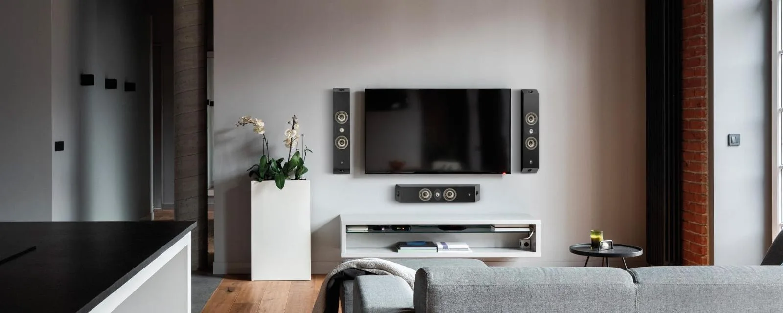 Focal On Wall 301 treo hai bên và đặt ngang dưới TV làm loa center