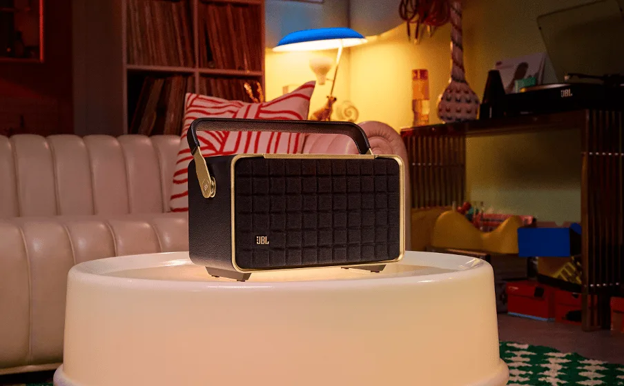 JBL Authentics 300 trong phòng khách phong cách retro