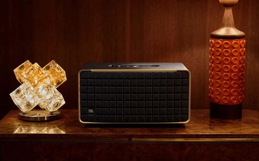 JBL Authentics 500 trong phòng khách cổ điển