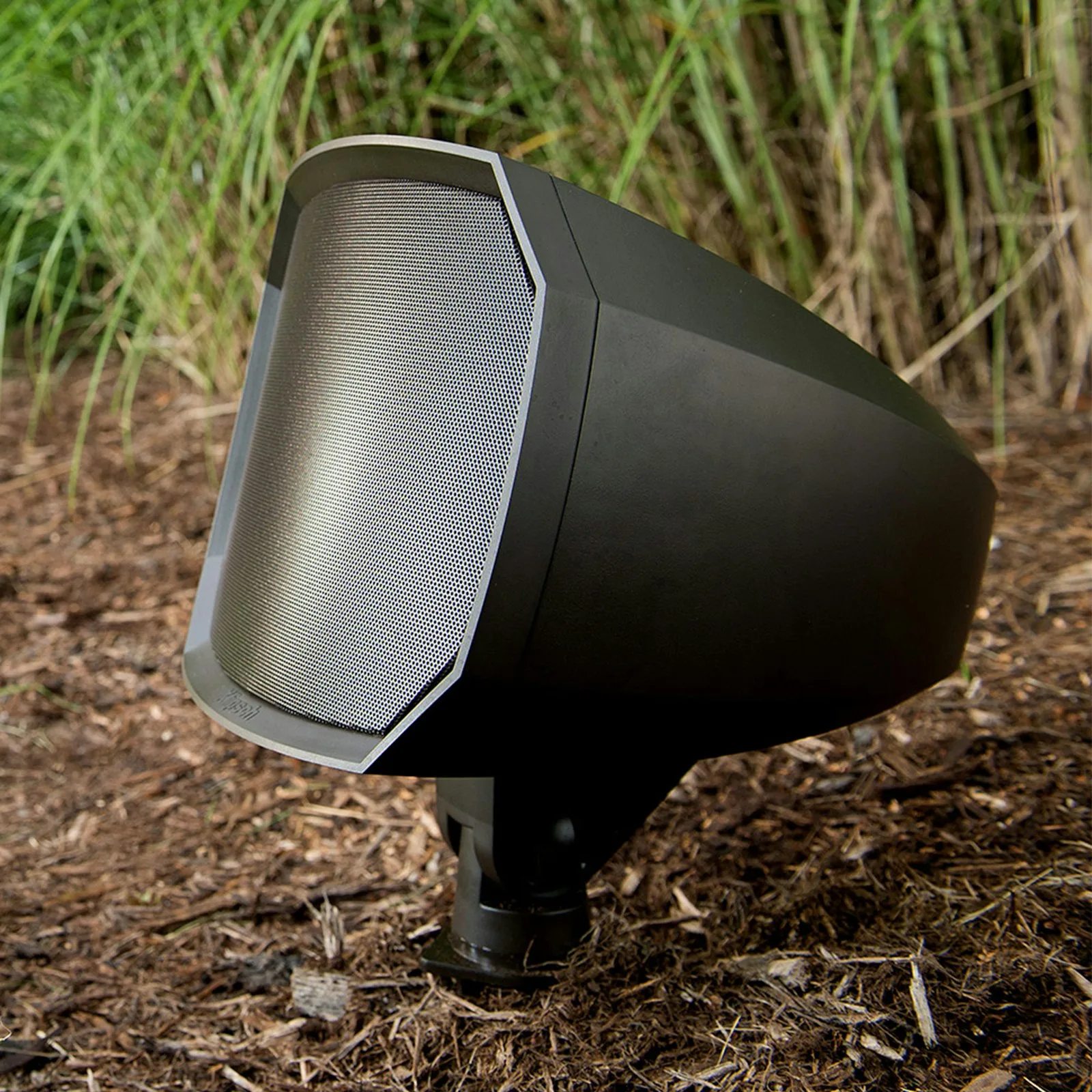 Loa sân vườn Klipsch giữa thảm cỏ