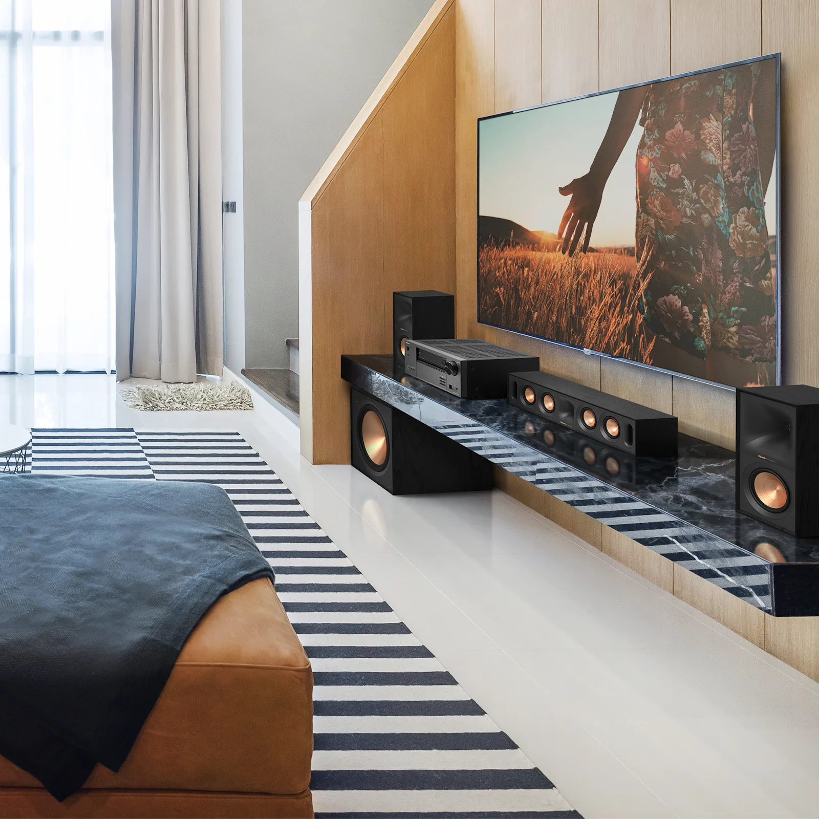 Bố trí R-50M cùng kệ TV và sub