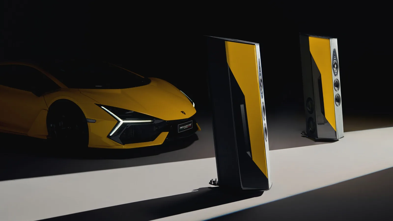 Il Cremonese Ex3me Lamborghini Edition bên siêu xe Lamborghini