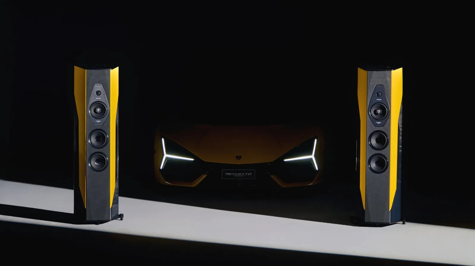 Phiên bản Giallo Countach cùng xe Lamborghini
