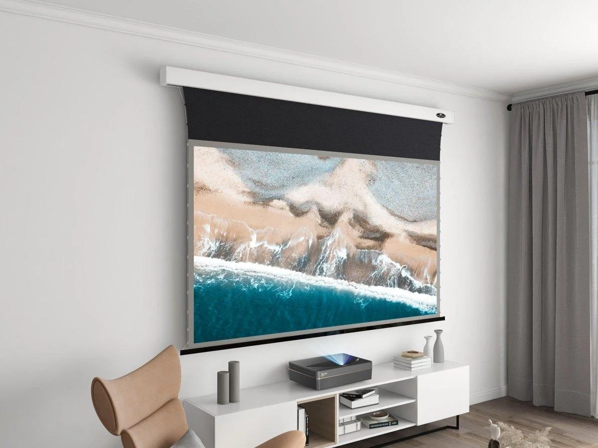 Màn chiếu điện UST VIVIDSTORM PRO Slimline ALR – lắp trong phòng khách với máy chiếu siêu gần
