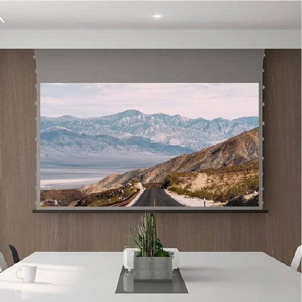 Màn chiếu điện căng tab VIVIDSTORM ALR Slimline – không gian lắp đặt thực tế