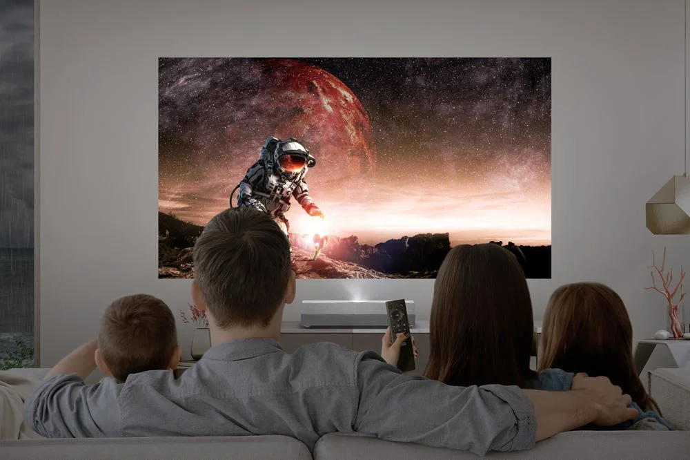 Máy chiếu Optoma CinemaX D2+ xem phim cùng gia đình