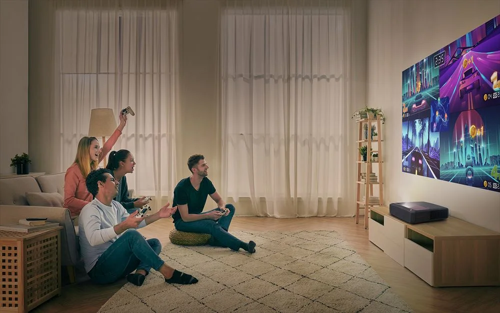 Máy chiếu Optoma L1+ trong phòng khách gia đình
