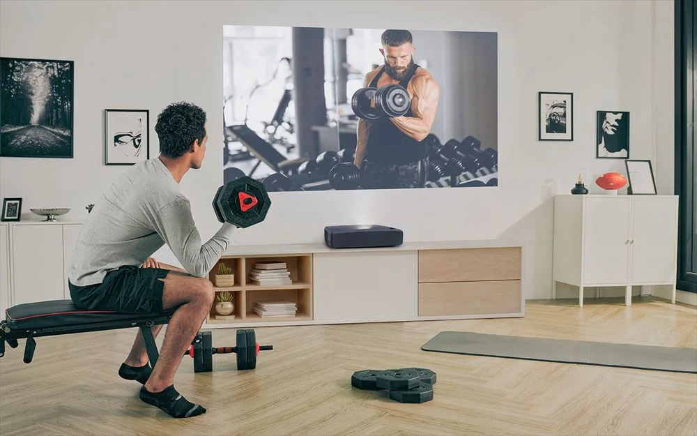 Máy chiếu Optoma L1+ chơi game trên màn lớn