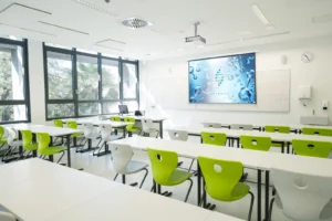 Máy chiếu Panasonic dòng PT-VMZ trong lớp học
