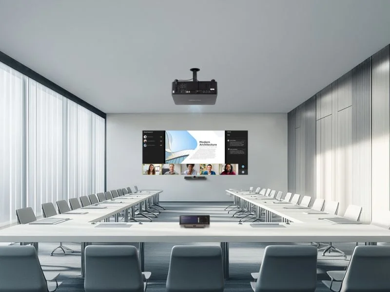 Máy chiếu ViewSonic LS950-4K trong phòng họp Microsoft Teams Rooms