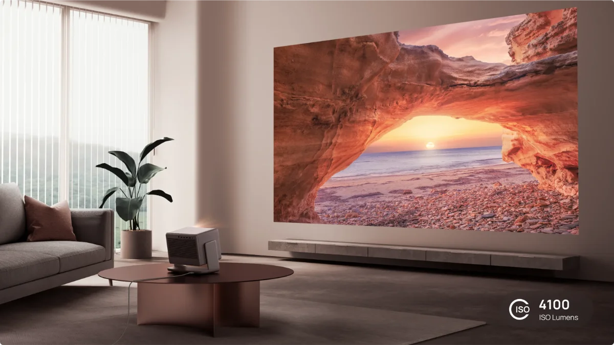 Máy chiếu XGIMI Horizon 20 Pro trình chiếu trong phòng khách